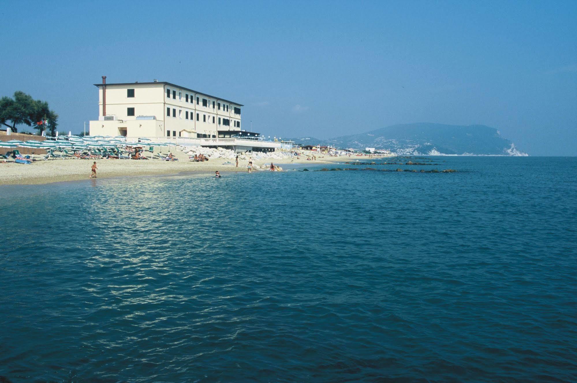 波尔图雷卡纳蒂布里甘蒂诺酒店（Il Brigantino Hotel Porto Recanati）
